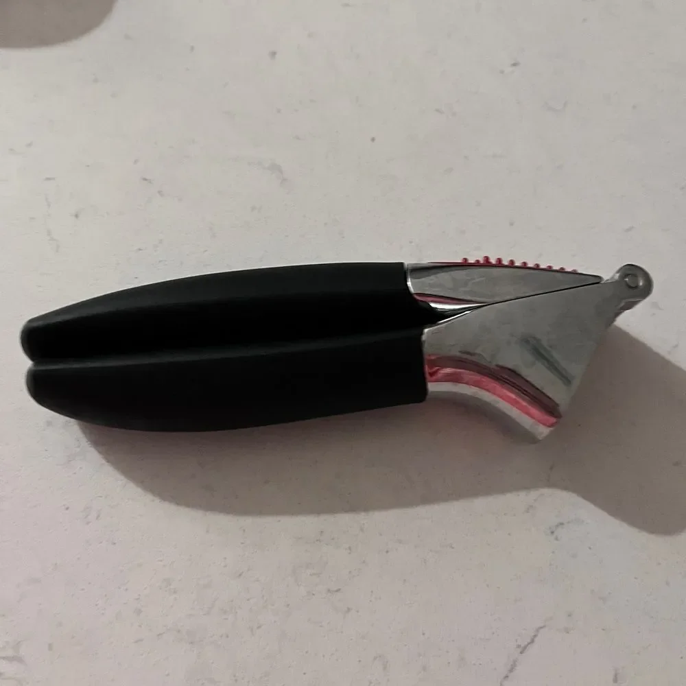 OXO Good Grips Soft-Handled‎ Garlic Press, Black